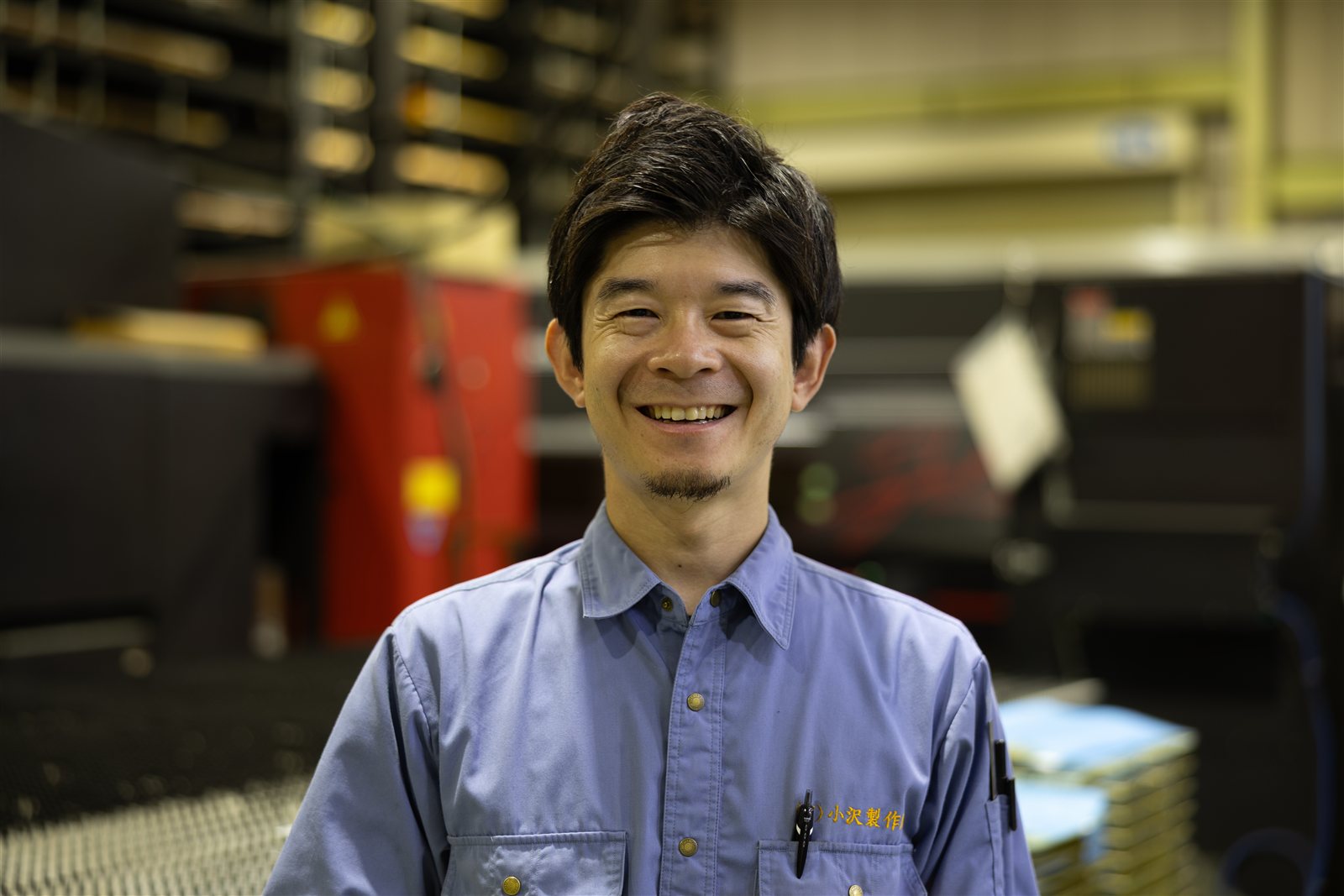 工場内に立つ小沢製作所の代表