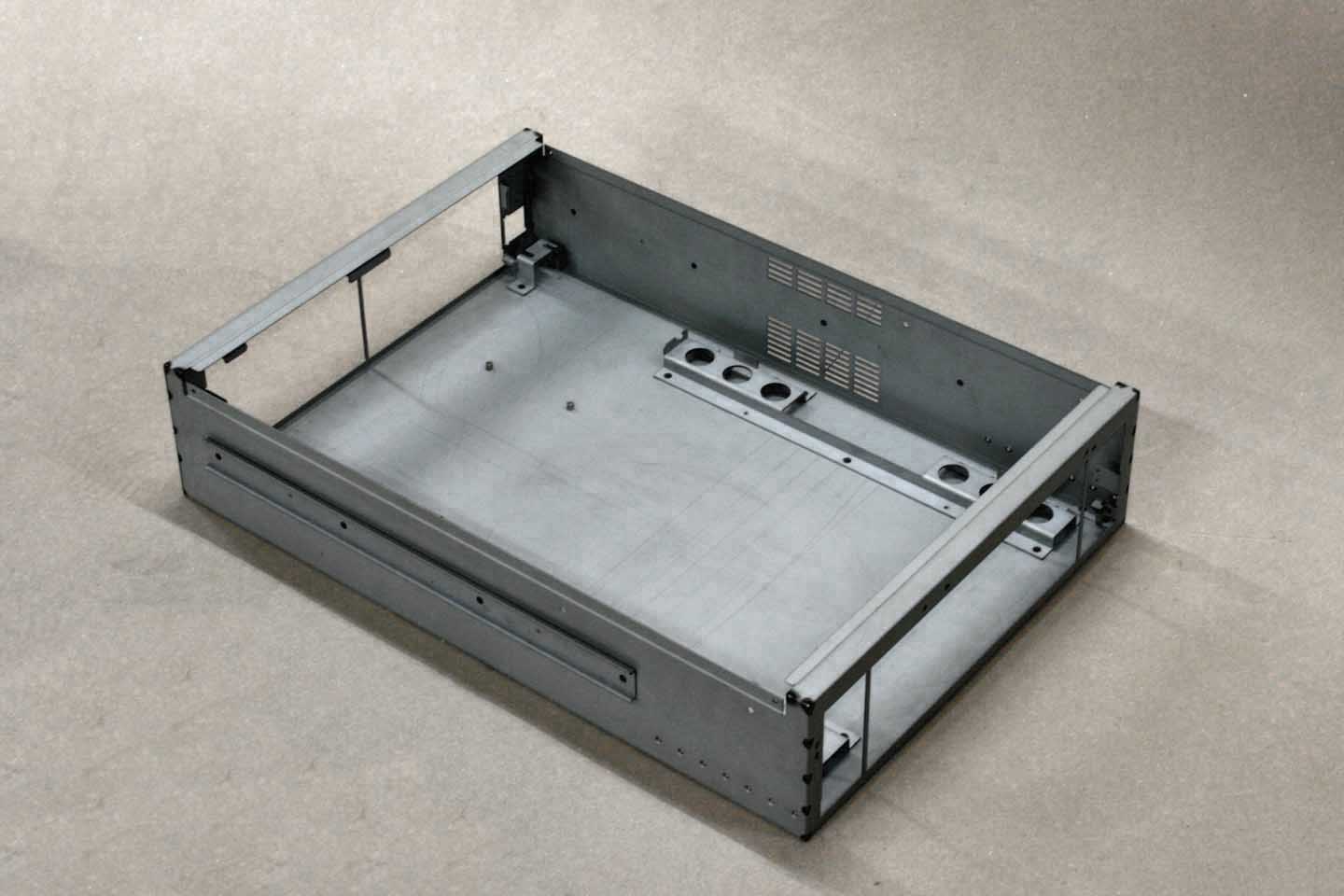 薄板で組むラックサーバ筐体