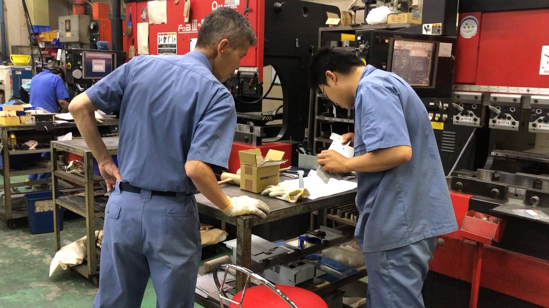 現場で作業する社員